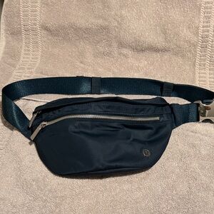 lululemon athletica - city adventurer belt bag 2.5L
